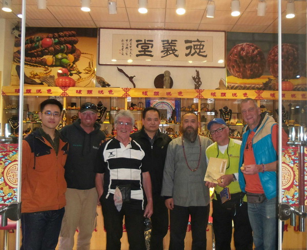 英國采訪團(tuán)來濰坊與張老師學(xué)習(xí)核雕0