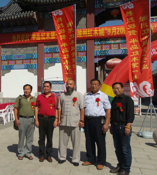 濰坊奇石協(xié)會(huì)會(huì)長(zhǎng)與副會(huì)長(zhǎng)，秘書長(zhǎng)，理事合影留念