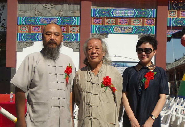 左核雕大師核雕界領(lǐng)軍人物張溫和老師，右指畫大師李冰奇老師0