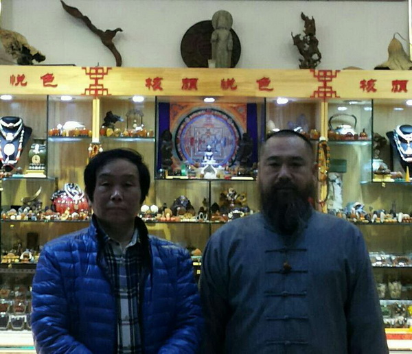 左新西來華人藝術家協(xié)會會長陳志青老師右核雕大師核雕界領軍人物...